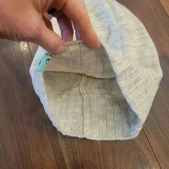 Asics Women's Heather Sage Green Acrylic Slouch Knit Beanie EUC sz OS w Logo tag - Picture 3 of 5